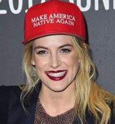 رايلي كيوف ترتدي قبعة تحمل شعاراً مناهضاً للرئيس الأميركي