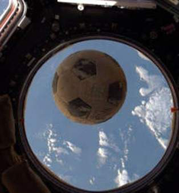 العثور على كرة قدم في الفضاء