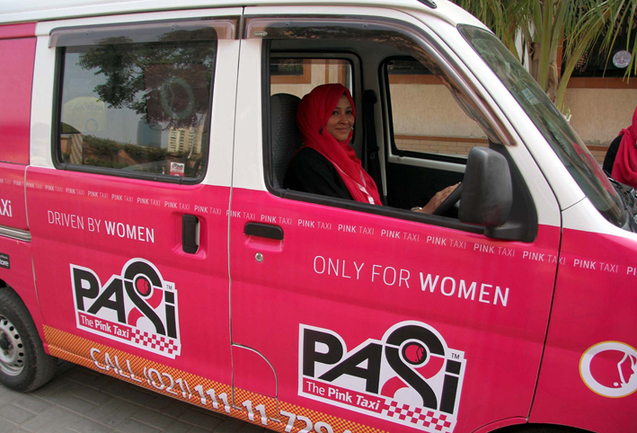 انطلاق العمل بالتاكسي الوردي لحماية النساء من التحرش في باكستان