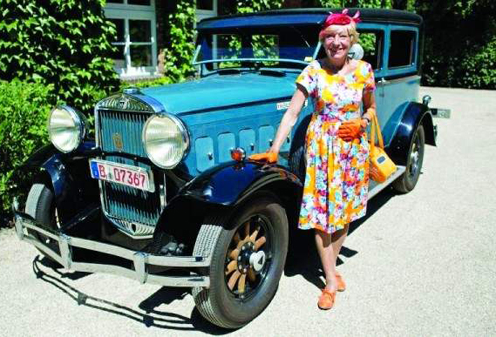 عجوز ألمانية تجوب العالم بسيارتها القديمة