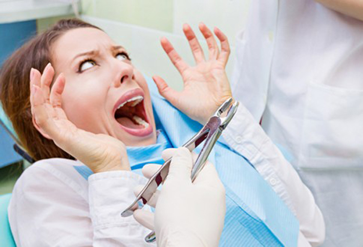 طبيبة روسية تخلع 22 سنا سليمة من فم مريضة لتركيب طقم صناعى بـ14 ألف دولار