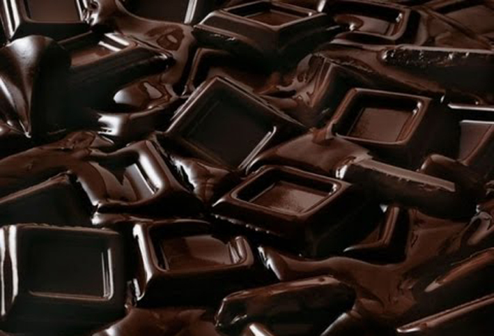 تناول الشوكولاتة الداكنة قبيل الوجبات الرئيسية يُفقد الشهية