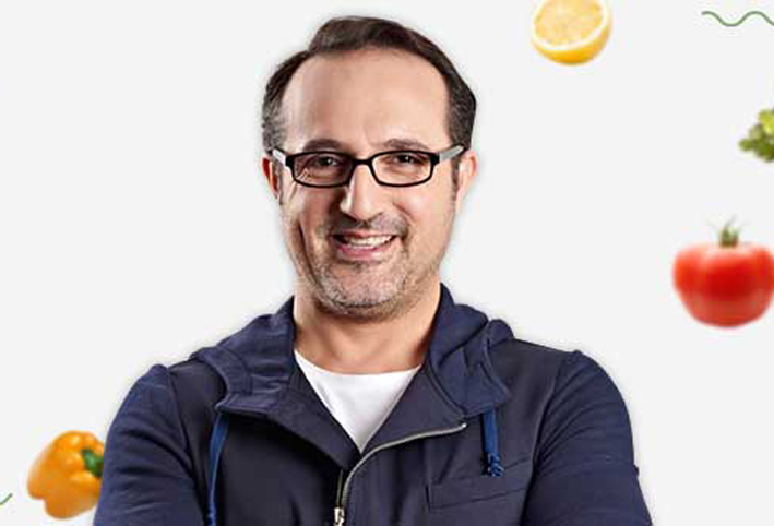 إعلامي مصري يسخر من مرض شيرين وهذا ما قاله