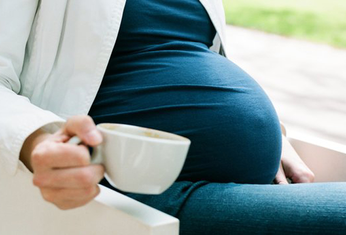 تناول الشاى والقهوة أثناء الحمل يصيبك بهشاشة العظام وتقلص العضلات