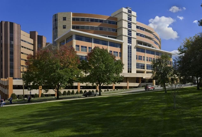 بالصورة .. أمريكية تتبرع بوجه زوجها لشاب آخر