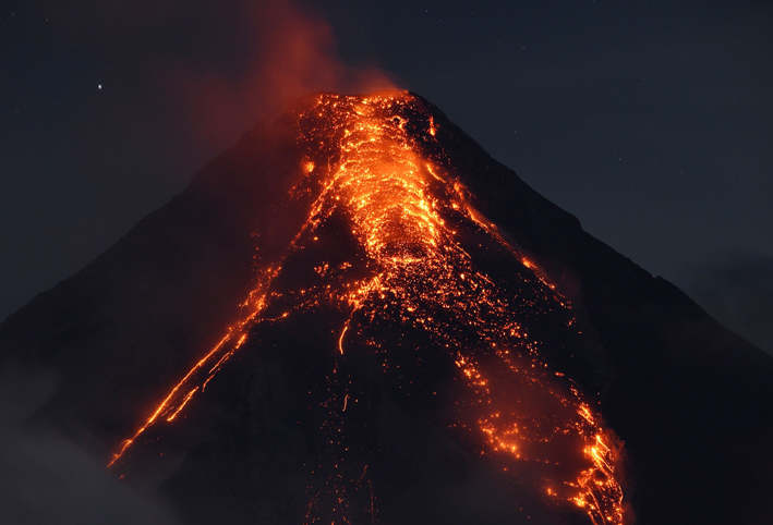 الفلبين تحذر مواطنيها من أن يبتلعهم بركان
