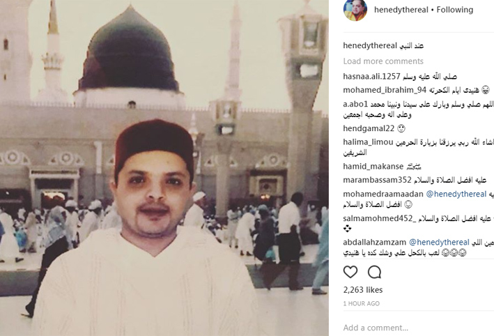 محمد هنيدى ينشر صورة له من داخل المسجد النبوى