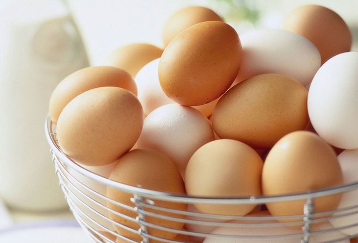 شركة فنزويلية تقدم علاوة لموظفيها 144 بيضة في الشهر