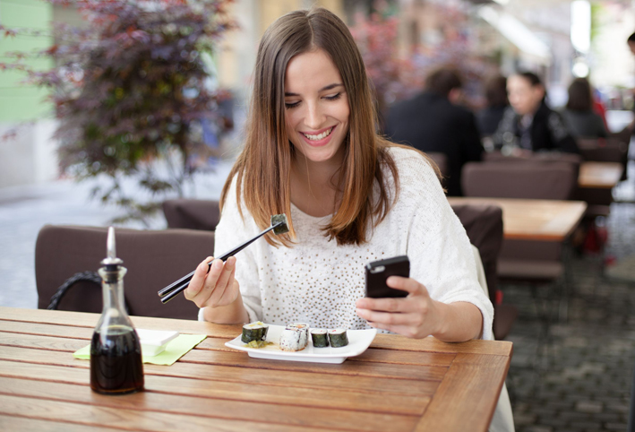 استخدام الهاتف المحمول أثناء تناول الطعام يزيد الوزن