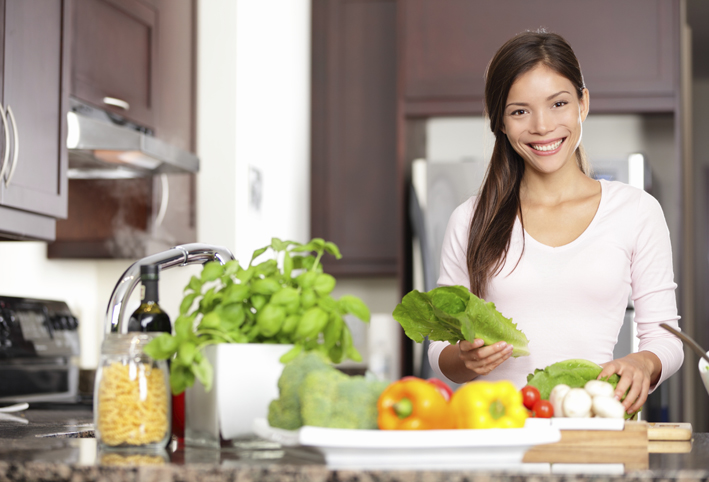 لصحتك وصحة أسرتك التزمي بالنصائح التالية أثناء الطهي