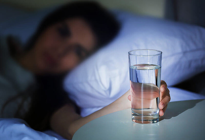 لا تشرب الماء قبل النوم مباشرة