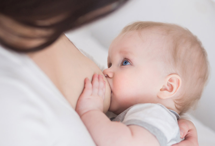 لا تفعلي هذه الأشياء أثناء الرضاعة الطبيعية