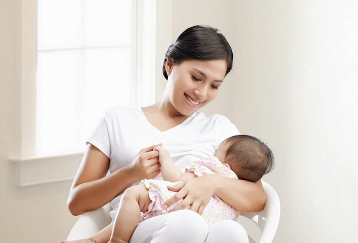 واحدة من كل 5 نساء غير قادرة على إرضاع طفلها بعد تكبير الثدي