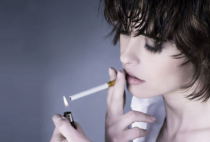 كيف يؤثر التدخين على المرأة وجمالها؟