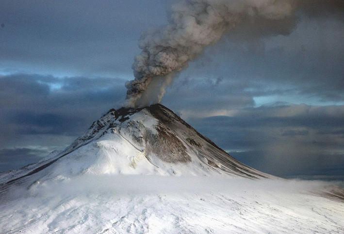 "غاز بركاني سام" ينقل العشرات في إندونيسيا إلى المستشفيات
