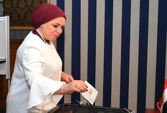 بالصور .. زوجة السيسي تدلي بصوتها في الإنتخابات الرئاسية المصرية لسنة 2018
