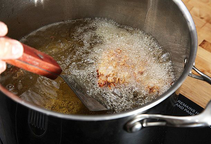 طريقة سريعة لتنظيف مقلاة الطعام من الزيوت المتراكمة