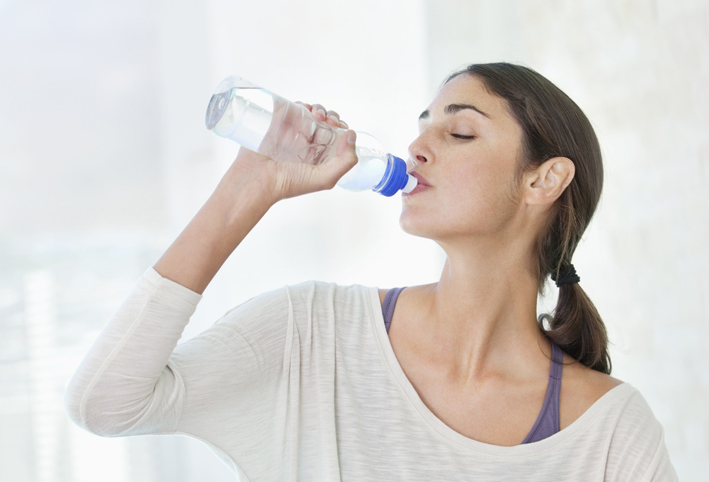 طرق مختلفة تساعدك على شرب المزيد من الماء خلال اليوم
