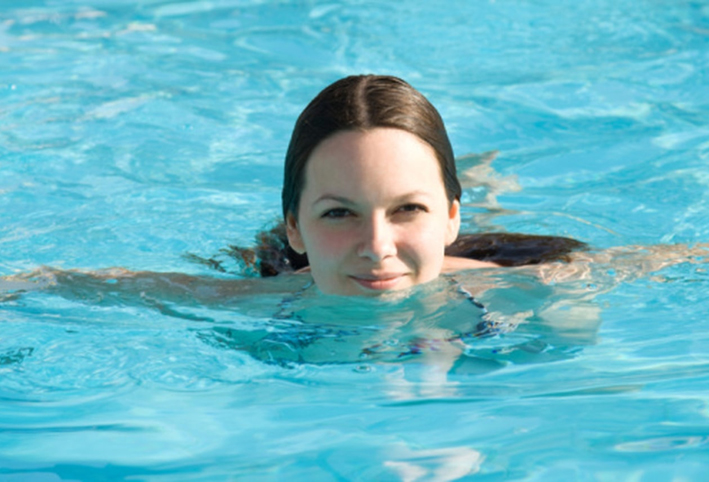 ماذا يحدث عند ممارسة السباحة بعد الأكل مباشرة؟