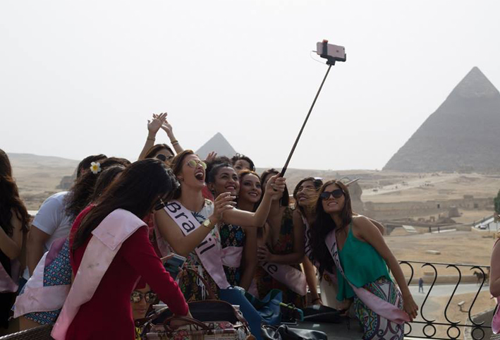 بالصور .. ملكات جمال العالم في الأهرامات