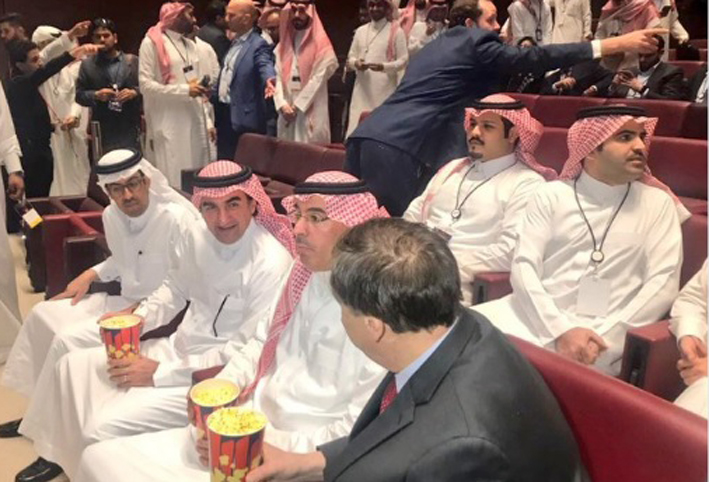 وزير سعودي يثير جدلا على "تويتر" بسبب الفشار