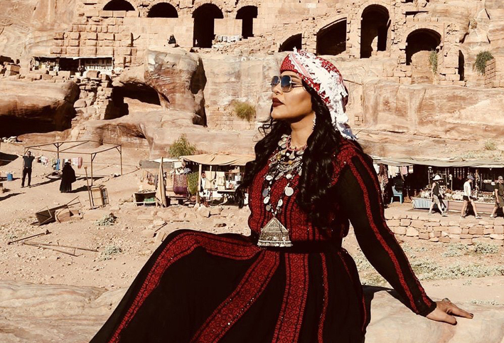  بالصور .. جلسة تصوير لأحلام بملابس البدو بمدينة البتراء الأثرية