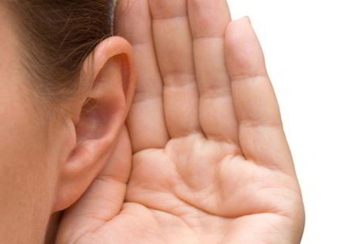 ما علاقة أجهزة السمع وجراحة المياه البيضاء بالخرف؟