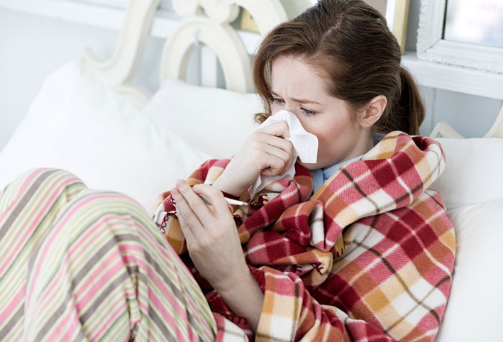 خبراء يؤكدون خطورة شرب الحليب عند الإصابة بنزلات البرد