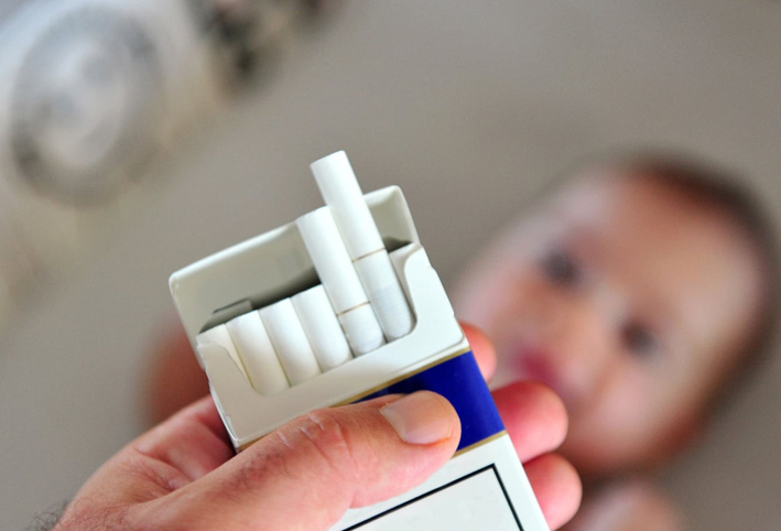 التدخين خلال فترة الحمل يسبب إصابة الطفل بالحول