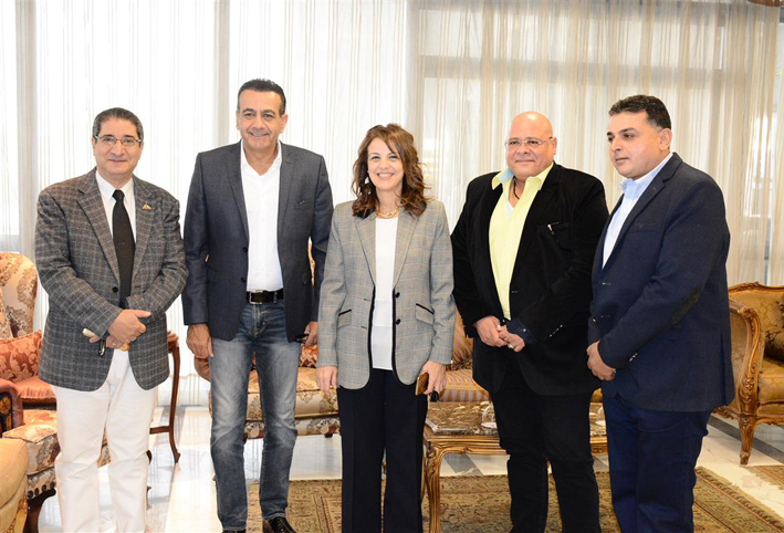  بالصور .. أسامة منير يشعل جامعة عين شمس بحضور الالاف من الطلب