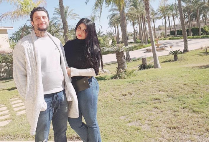 "كرش" أحمد الفيشاوى يثير سخرية متابعيه بعد نشر صورة جديدة مع زوجته