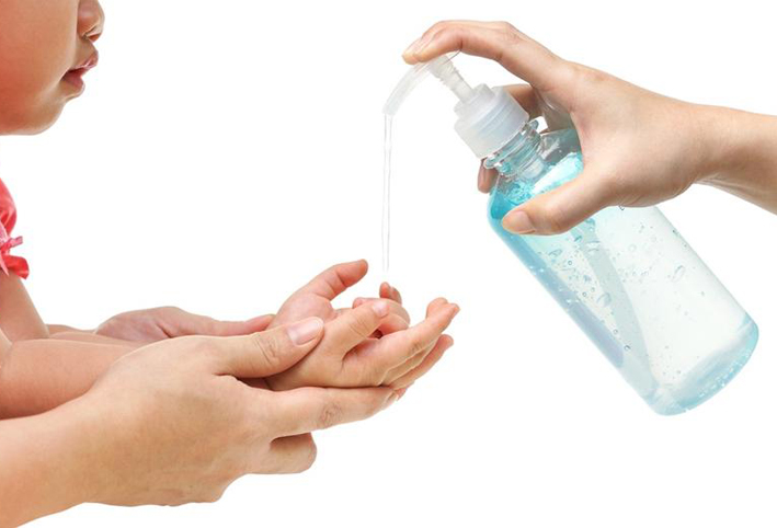 متى يكون من الآمن استخدام معقم اليدين بدلا من الماء والصابون؟
