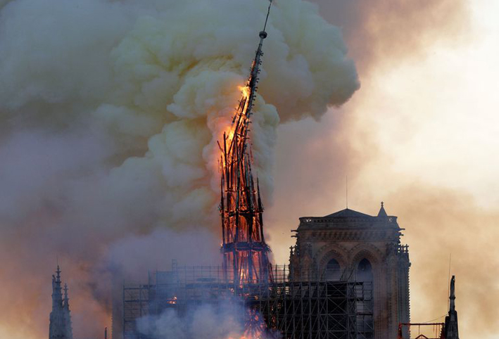 عاجل .. بالفيديو  .. اندلاع النيران وانهيار سقف كاتدرائية نوتردام في باريس