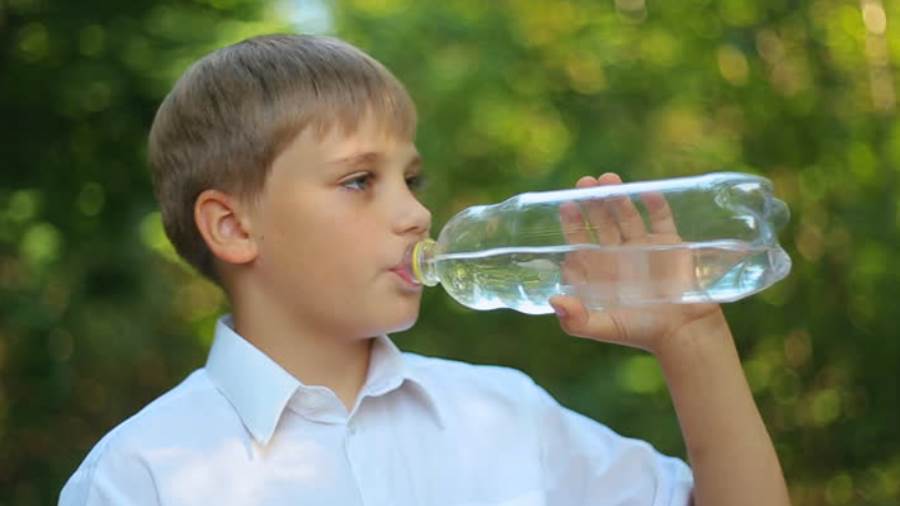 عدم شرب الماء قد يزيد من استهلاك الأطفال للمشروبات السكرية 