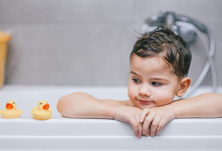 أفضل الألعاب لجذب انتباه طفلك خلال الاستحمام