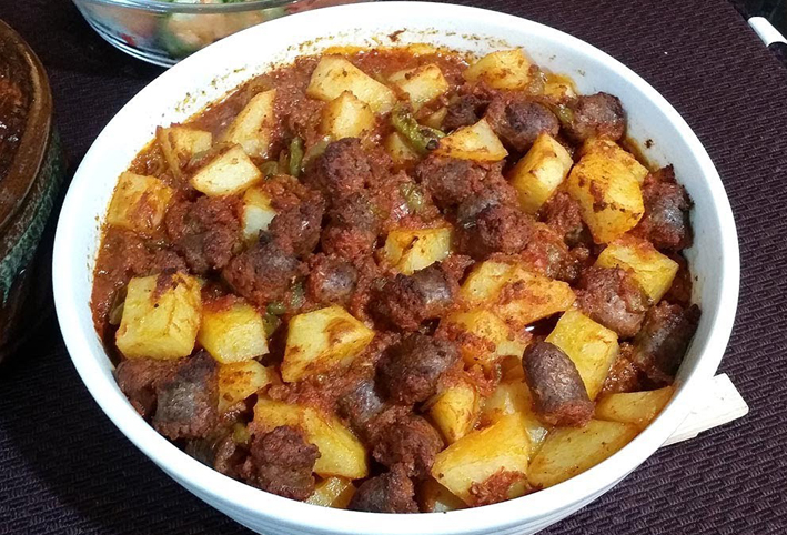 طريقة عمل صينية البطاطس بالسجق