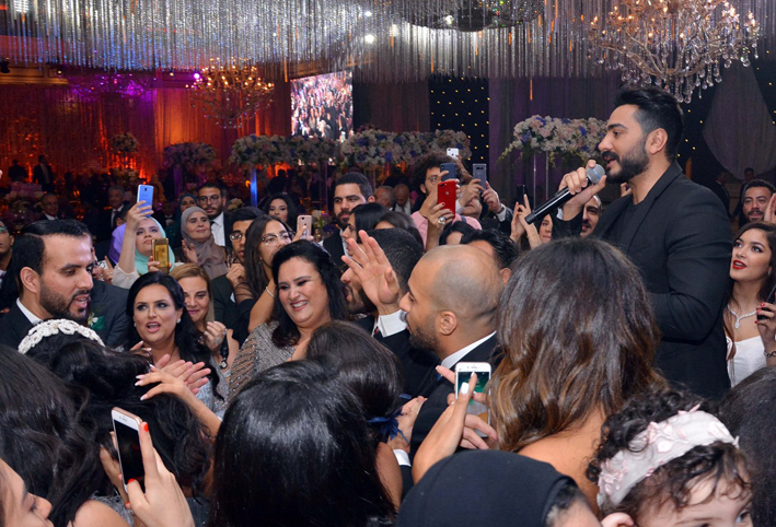 بالصور .. تامر حسني يشعل زفاف "محمد""ريهام"