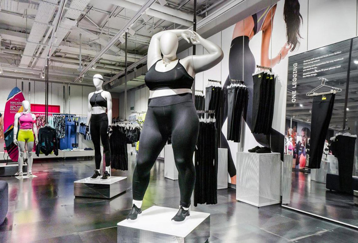 متجر "نايكي" يعرض ملابس رياضية للسيدات الممتلئات في لندن 