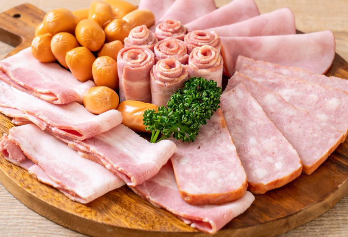 اللحوم المصنعة قد تؤدى إلى الإصابة بمرض التوحد