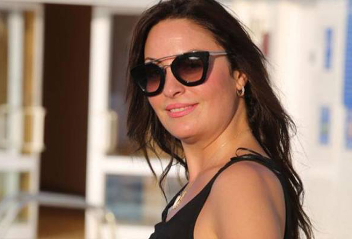 شاهد .. نيرمين الفقى بدون مكياج تتألق بالأسود على الشاطئ 