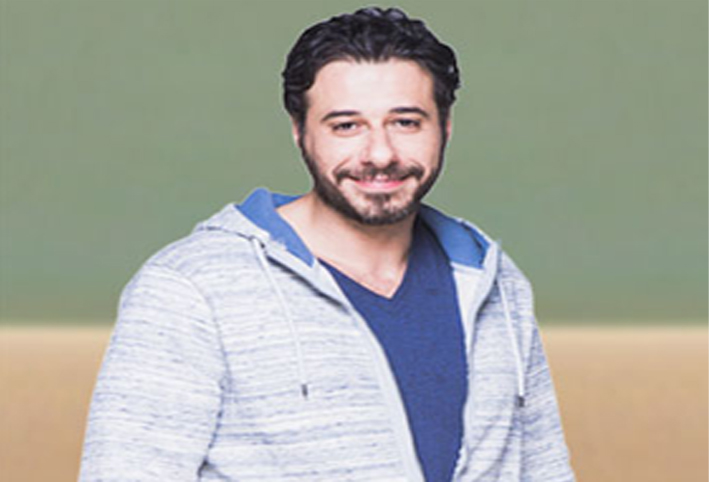 بالفيديو .. أحمد السعدني يغازل البنات فى الشارع