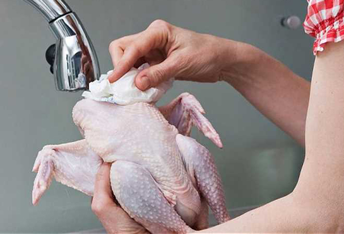 غسل الدجاج قبل طهيه قد يصيبك بالتسمم .. تعرفي على السبب