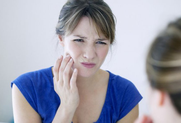 لماذا يزداد ألم الأسنان ليلاً؟