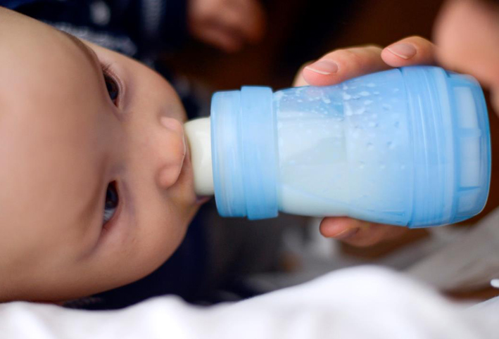 دراسة تحذر من ارتفاع مبيعات الحليب الصناعى للرضع فى جميع أنحاء العالم بنسبة 40%