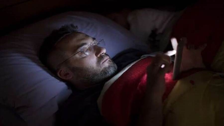 إدمان الهاتف الذكي قبل النوم يفقد رجلا بصره