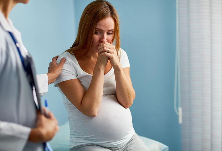 متى يكون البكاء أثناء الحمل علامة على وجود مشكلة صحية خطيرة؟