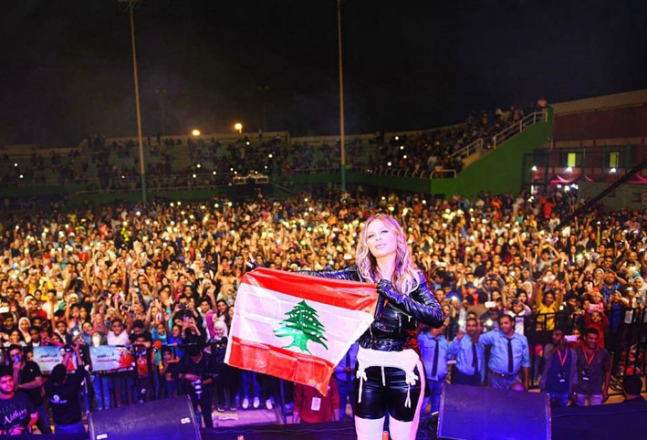 بالصور .. نيكول سابا ترفع العلم اللبناني و تدعم ثورة بلدها بحفل ضخم من القاهرة 