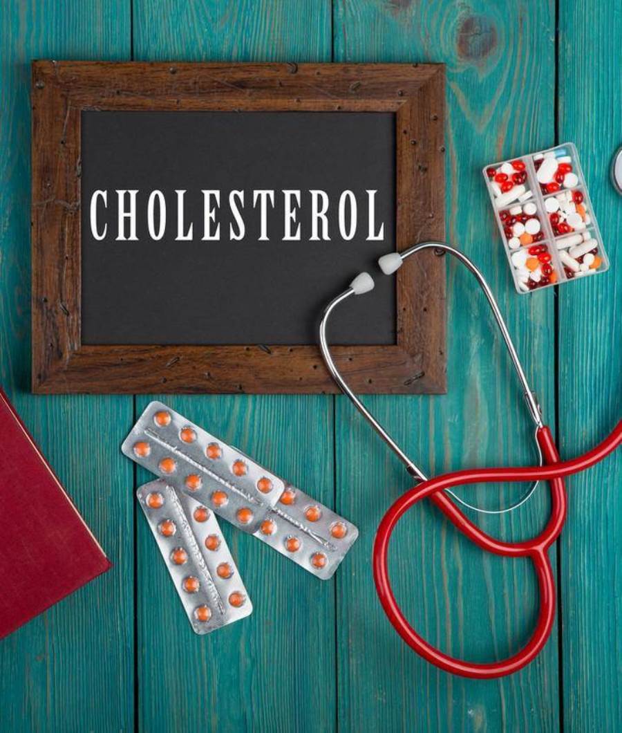 عمري 39 سنة، ولدي ارتفاع في نسبة سكر الجلوكوز بالدم، والتحليل يدل على وجود ارتفاع في الكولسترول، هل من الضروري تناول أدوية لخفض نسبة الكولسترول في الدم؟