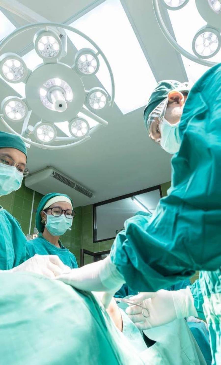 مري 46 سنة، وأجريت عملية تجميلية بزراعة الثديين قبل ست سنوات، ولا أشكو من شيء. سؤالي: هل ثدي السيليكون والماء المزروع لدي يُؤثر في دقة نتائج فحص الماموغرام للثدي ؟