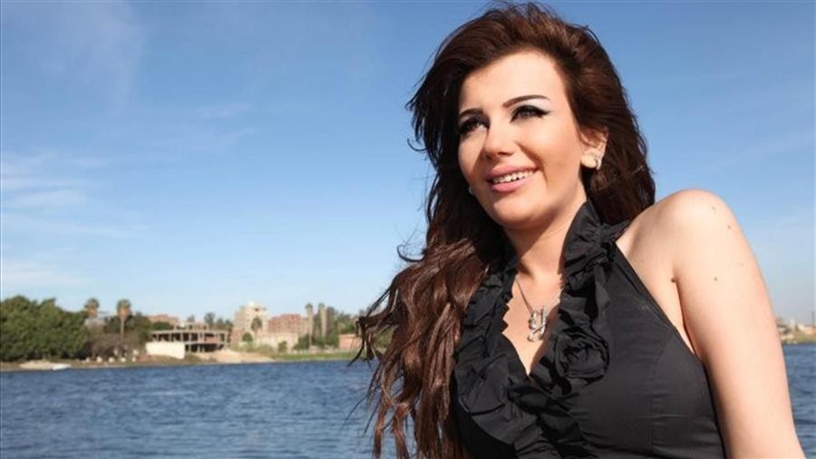  شاهد .. يارا نعوم بفستان أسود فوق الركبة